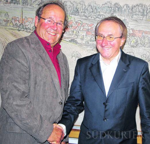 Bürgermeister Edgar Lamm (rechts) verabschiedete Siegfried Schmid (Foto: Südkurier/Kleinstück)